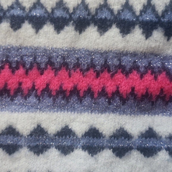 Beautiful sweater - Picture 2 of 5